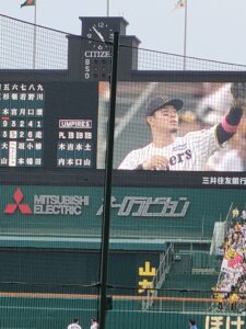 阪神甲子園球場のバックスクリーンに映される佐藤輝明選手
