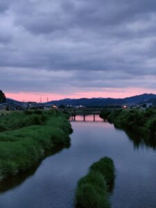 出石川の夕景曇り空