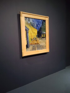 近づく夜のカフェテラス