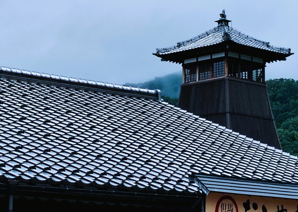雨上がりの瓦屋根と辰鼓楼